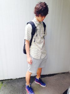 ハーフパンツを履いた男性の画像